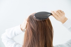 Как расчесать искусственный парик